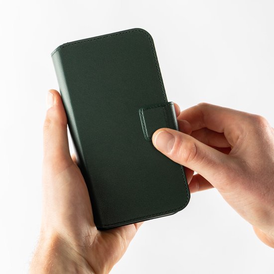 Accezz Hoesje - Geschikt voor Apple iPhone 16 Pro - Leather Bookcase 2-in-1 geschikt voor MagSafe - Cedar Green