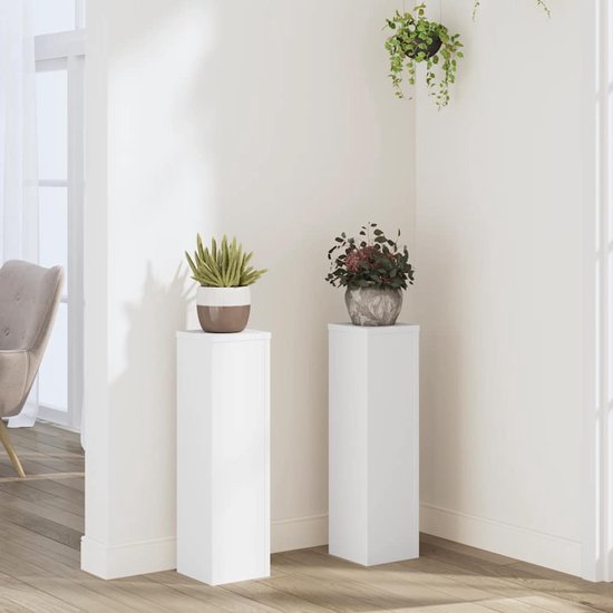 Twee witte plantenstandaards, een met een succulente plant, de ander met een bloeiende plant.