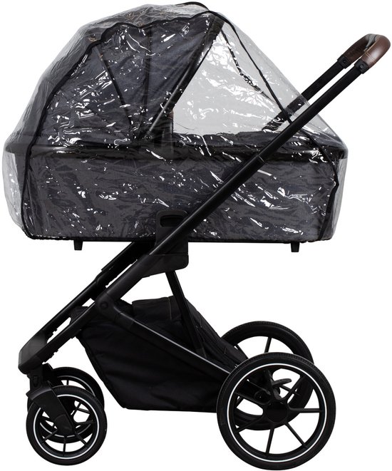 Zwarte kinderwagen met doorzichtige regenhoes en bruine handgrepen.