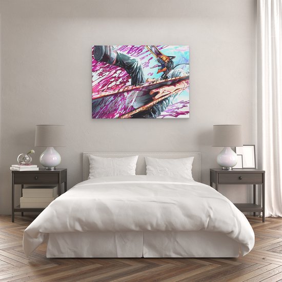 Een slaapkamer met een tweepersoonsbed, een canvas schilderij van een anime figuur met een kettingzaag hangt boven het hoofdeinde.