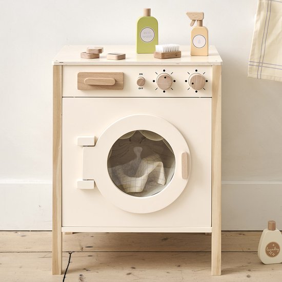Houten speelgoed wasmachine met de deur open. Bovenop staan flessen, een borstel en een zeepje.