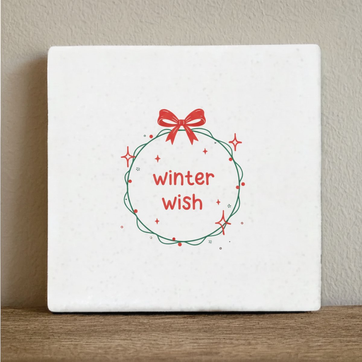 Nevolis Winter Wish Keramische Tegel 15x15 cm – Feestelijke Winterkrans Wanddecoratie & Gezellige Kerstdecoratie Multi Color