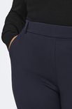 Detail van de donkerblauwe broek met insteekzakken.