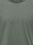 Detail van de voorkant van een olijfgroen t-shirt met een fijne textuur.