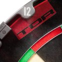 Close-up van nummer 12 op een dartbord. De rode 'TOR' tekst en de dubbele ring in rood en groen zijn zichtbaar.