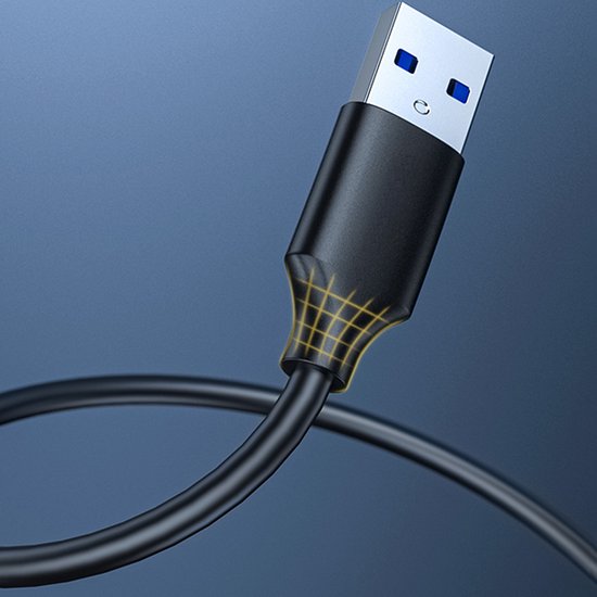 Close-up van een zwarte USB 3.0 naar USB 3.0 kabel met versterkte aansluiting.