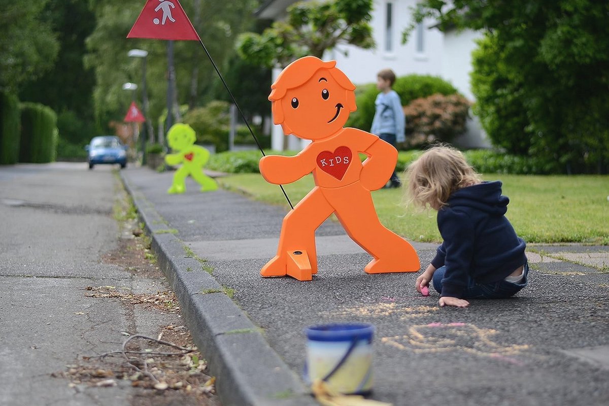 Waarschuwingsfiguur met Vlag voor Kinderveiligheid - Reflecterende Standaar voor Verkeersbewustzijn