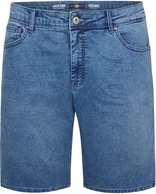Voorkant van een lichtblauwe denim short met steekzakken, ritssluiting, knoopsluiting en stiksels. Label met 'JACKSON DENIM DRIVEN' en 'XXXLARGE SLIM FIT'.