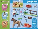 Ensemble Playmobil Country 70516 avec cheval brun et cavalier en chemise blanche, pantalon orange et bottes noires. Avec des accessoires tels qu'un enclos, un panier et un oiseau.