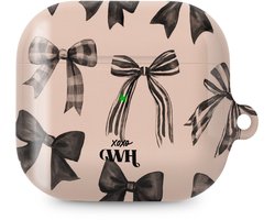 xoxo Wildhearts hoesje geschikt voor AirPods 4 - Winter Muse - Ook als telefoonhoesje verkrijgbaar - schokbestendige case - koptelefoonhoes - Beschermhoes met strikjes patroon - Beige