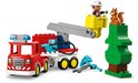 Un camion de pompiers LEGO Duplo rouge avec échelle extensible, pompier, arbre, écureuil et feu.