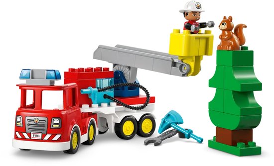 Un camion de pompiers LEGO Duplo rouge avec échelle extensible, pompier, arbre, écureuil et feu.
