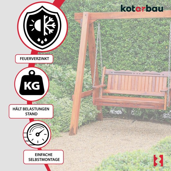 Houten schommelbank met een beige dak, omgeven door groen gebladerte.