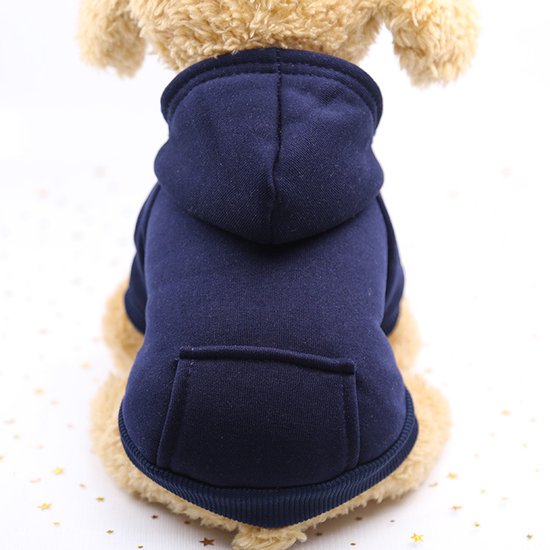 Hondje in marineblauwe hoodie met capuchon en zak.