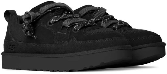 Paar zwarte UGG sneakers met dikke zolen.