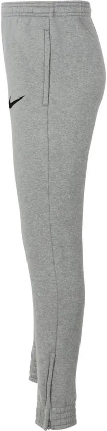 Grijze joggingbroek van Nike met zwarte swoosh, ritsen bij de enkels en een zak aan de zijkant.