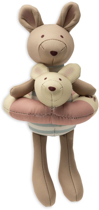 Bruine konijnenknuffel met een kleine knuffel in een zwemband. De knuffels dragen gestreepte badkleding.