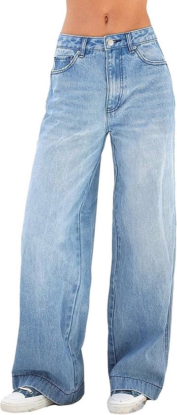 Lichtblauwe wijde jeans met hoge taille, getoond op een model.