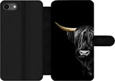 Bookcase Geschikt voor iPhone 8 telefoonhoesje - Schotse hooglander - Koeien - Goud - Met vakjes - Wallet case met magneetsluiting