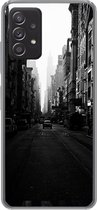 Geschikt voor Samsung Galaxy A33 5G hoesje - Auto rijdt door een rustige straat in New York in zwart-wit - Siliconen Telefoonhoesje