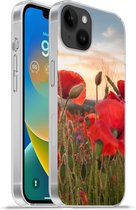 Geschikt voorApple Iphone 14 Plus - Soft case hoesje - Zonsondergang achter de mooie Klaprozen - Siliconen Telefoonhoesje