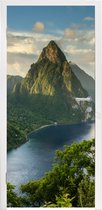 Deursticker Uitzicht op een berglandschap bedekt met een tropisch regenwoud in Saint Lucia - 85x205 cm - Deurposter