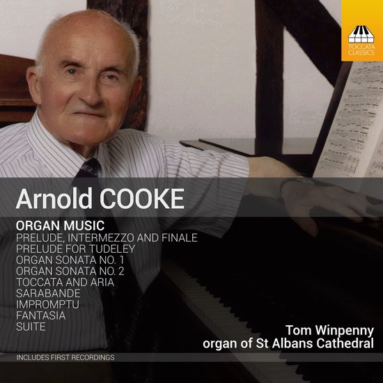 Een portret van Arnold Cooke, zittend bij een orgel, met tekst over zijn orgelmuziek.