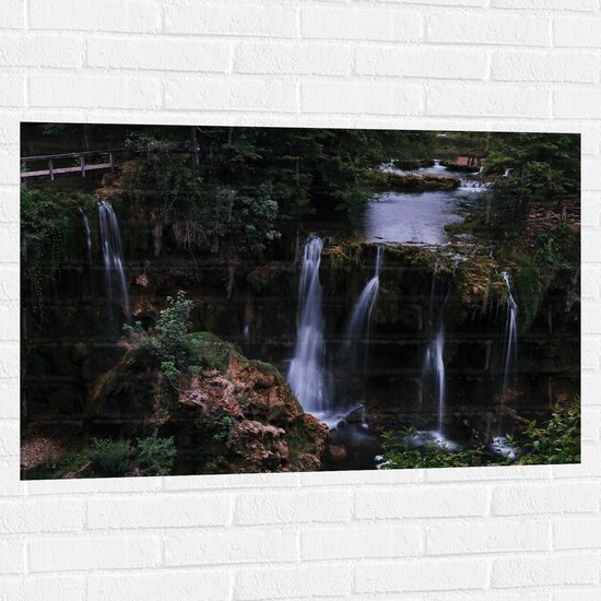 WallClassics - Muursticker - Watervallen in de Natuur - 105x70 cm Foto op Muursticker