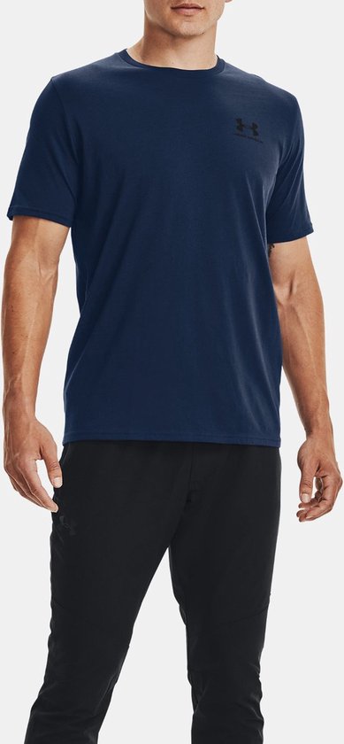 Donkerblauw sportshirt van Under Armour met zwart logo op de borst, gedragen door een man.