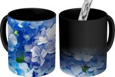Magische Mok - Foto op Warmte Mokken - Koffiemok - Hortensia - Waterdruppel - Bloemen - Botanisch - Blauw - Magic Mok - Beker - 350 ML - Theemok