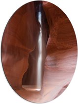 WallClassics - Dibond Ovaal - Felle Lichtstraal bij Antelope Canyon - 51x68 cm Foto op Ovaal (Met Ophangsysteem)