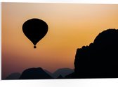 WallClassics - PVC Schuimplaat - Silhouette van een Luchtballon en Bergen - 75x50 cm Foto op PVC Schuimplaat (Met Ophangsysteem)