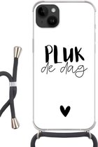 Geschikt voorApple Iphone 14 Plus - Crossbody Case - Spreuken - Quotes - Pluk de dag - Carpe diem - Siliconen - Crossbody - Backcover met Koord - Telefoonhoesje met koord - Hoesje met touw