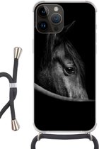 Geschikt voorApple Iphone 14 Pro Max - Crossbody Case - Paarden - Portret - Zwart - Dieren - Siliconen - Crossbody - Backcover met Koord - Telefoonhoesje met koord - Hoesje met touw
