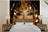 Behang - Fotobehang Vrouw - Cleopatra - Goud - Sieraden - Make up - Luxe - Breedte 300 cm x hoogte 300 cm