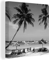 Canvas Schilderij Palmbomen en ligstoelen op het strand van Boracay - zwart wit - 50x50 cm - Wanddecoratie