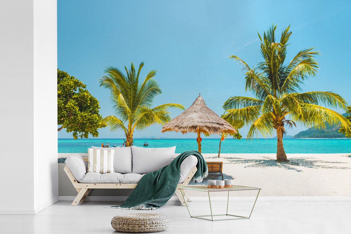 Behang - Fotobehang Strand met palmbomen en strandstoelen - Breedte 390 cm x hoogte 260 cm