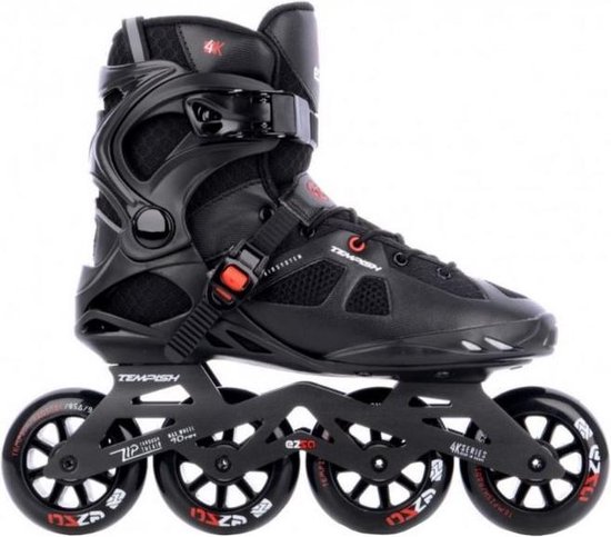 Zwarte skatere met vier wielen, rode logo's, veters en gespen.