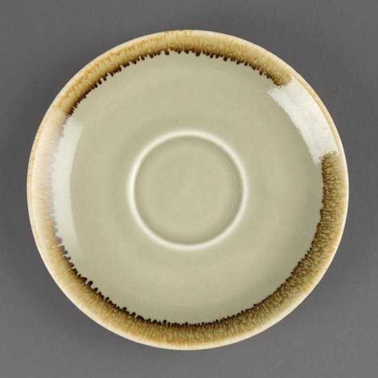 Mosgroene schotel met een rustieke, goudbruine, verweerde rand.