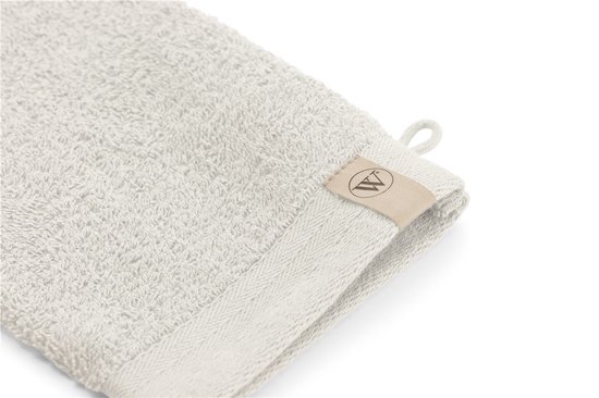Beige washandje van badstof met een label van het merk Walra en een ophanglus.