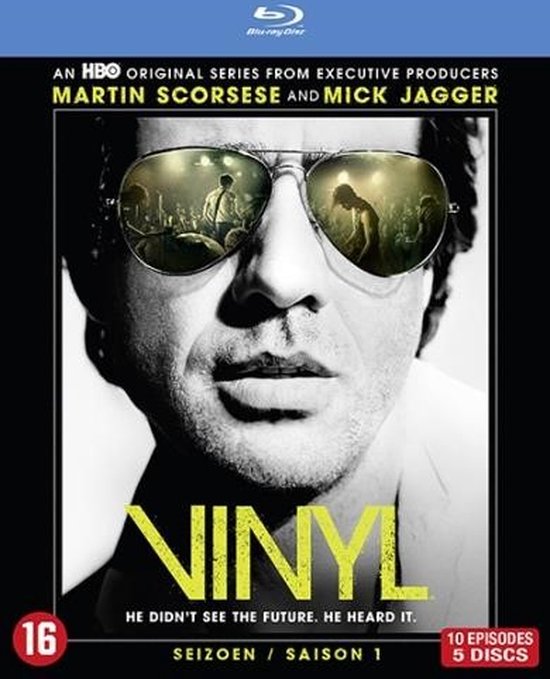 Blu-ray hoes van Vinyl Seizoen 1. Close-up van een man met zonnebril waarop een concert te zien is. Vinyl logo.