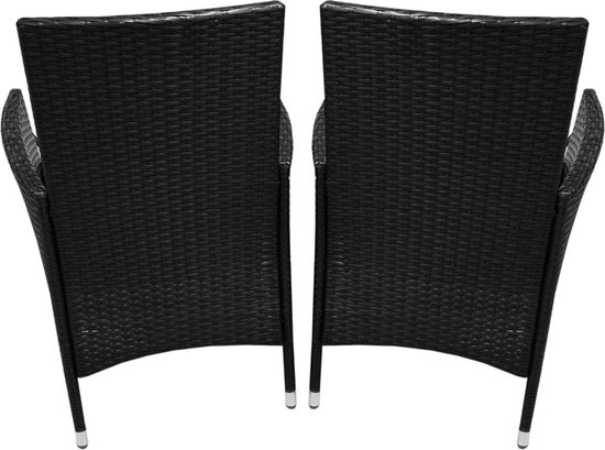 Twee zwarte rotan stoelen, achterkant zichtbaar.