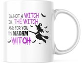 Halloween Mok met tekst: It's madam witch - paars | Halloween Decoratie | Grappige Cadeaus | Koffiemok | Koffiebeker | Theemok | Theebeker