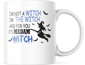 Halloween Mok met tekst: It's madam witch - blauw | Halloween Decoratie | Grappige Cadeaus | Koffiemok | Koffiebeker | Theemok | Theebeker