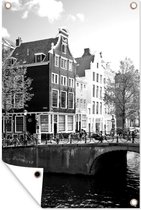 Tuindecoratie Grachtenpanden in Amsterdam naast een brug - zwart wit - 40x60 cm - Tuinposter - Tuindoek - Buitenposter