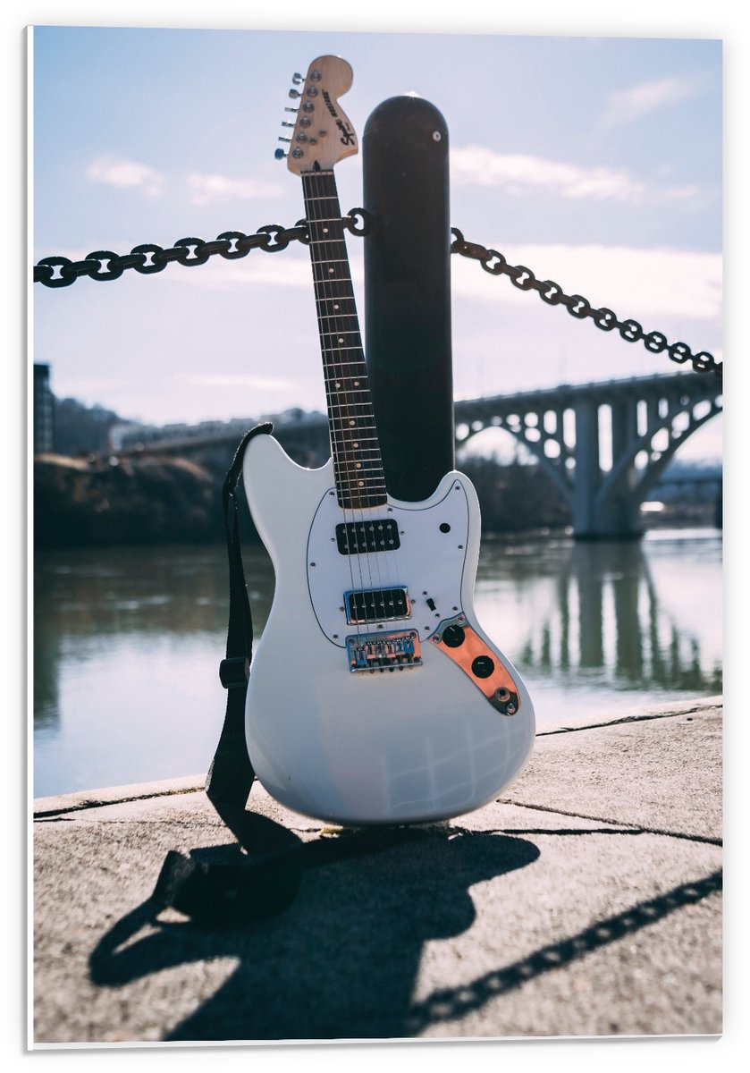 Forex - Witte Gitaar voor Brug - 40x60cm Foto op Forex