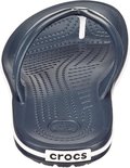 Bovenkant van een donkerblauwe Crocs band flip-flop met witte strepen en 'crocs' logo op de zijkant.