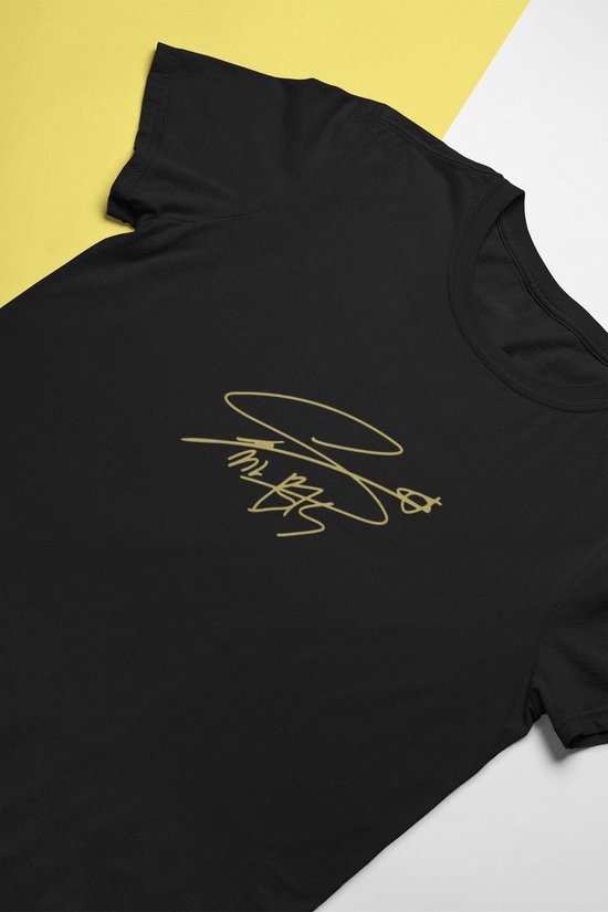 BTS Suga Signature T-Shirt for fans | Army Dynamite | Love Sign | Unisex Maat L Zwart