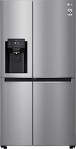 Zilverkleurige LG Amerikaanse koelkast met vier deuren, waterdispenser en digitaal display.