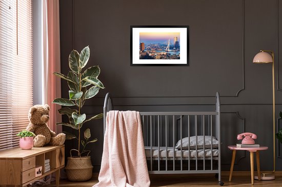 Photo encadrée - Vue sur Rotterdam avec un cadre photo ciel coloré noir avec passe-partout blanc 60x40 cm - Affiche encadrée (Décoration murale salon / chambre)
